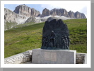 Rennrad Denkmal am Pordoi Pass Rennrad Denkmal am Pordoi Pass
