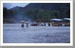 Flussdurchquerung, Vang Vieng