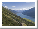 Selbstportrait mit dem Reschensee im Hintergrund Selbstportrait mit dem Reschensee im Hintergrund