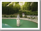 Der Kirchturm ist das Einzige was vom Dorf übriggeblieben ist Der Kirchturm ist das Einzige was vom Dorf übriggeblieben ist