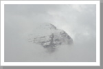 Die Bergspitzen scheinen durch die niedrige Wolkendecke Die Bergspitzen scheinen durch die niedrige Wolkendecke