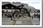 Gewinnerfahrrad der Giro dŽItalia am Passo Pordoi Gewinnerfahrrad der Giro dŽItalia am Passo Pordoi