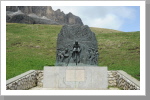 Rennradfahrer Skulptur am Passo Pordoi Rennradfahrer Skulptur am Passo Pordoi